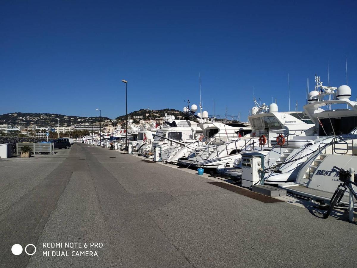 Bateau-hôtel Ferretti 36 ' Bateau à Quai Vieux-port Festival La Croisette Cannes