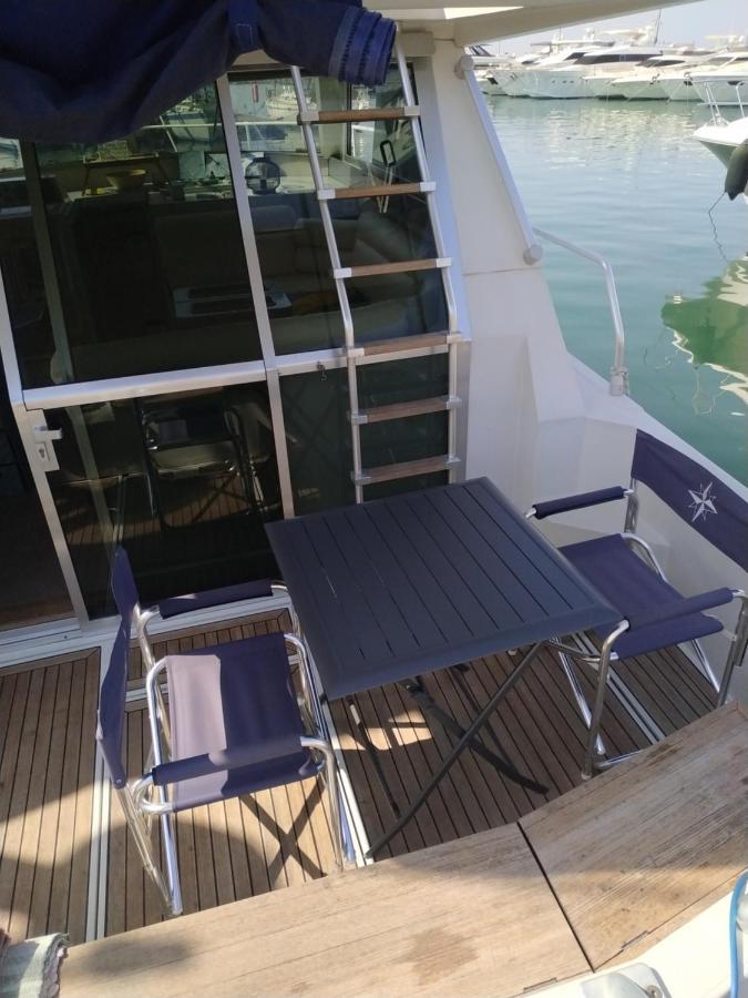 Ferretti 36 ' Bateau à Quai Vieux-port Festival La Croisette *