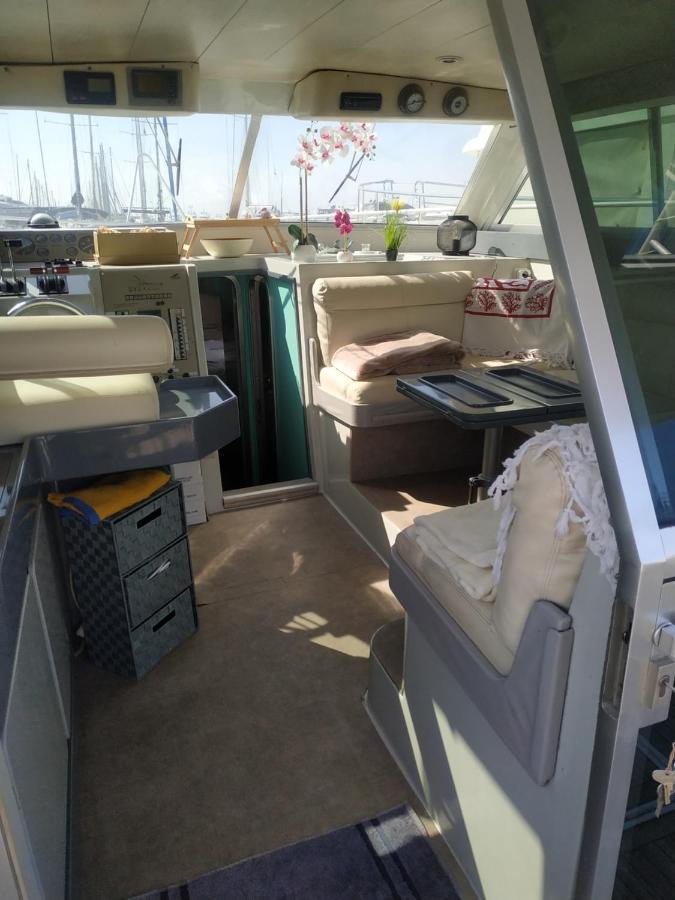 Ferretti 36 ' Bateau à Quai Vieux-port Festival La Croisette *