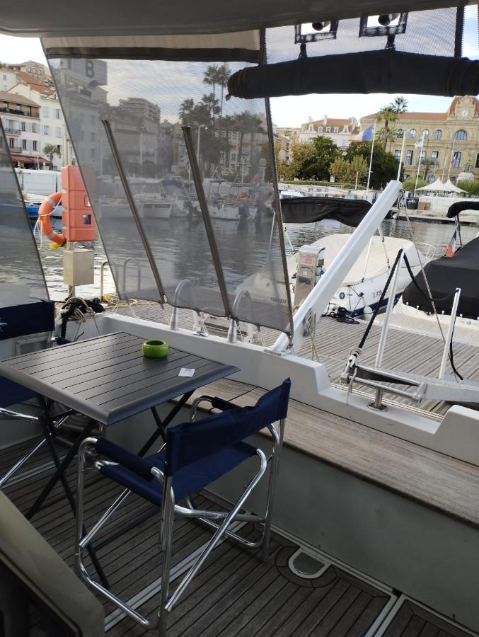 Bateau-hôtel Ferretti 36 ' Bateau à Quai Vieux-port Festival La Croisette *