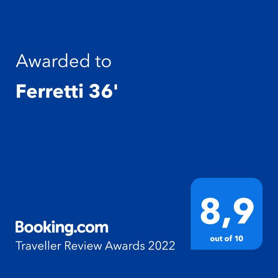 Ferretti 36 ' Bateau à Quai Vieux-port Festival La Croisette Bateau-hôtel Cannes