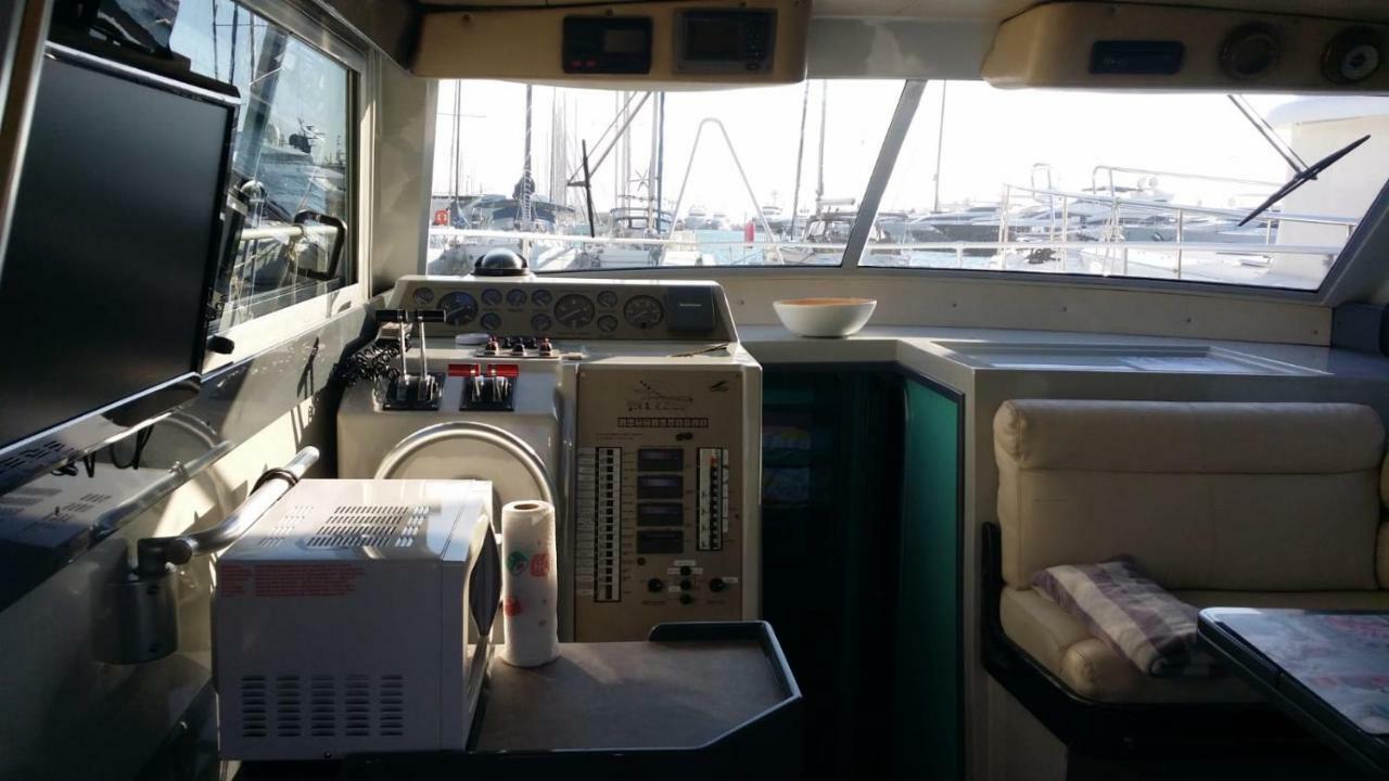 Ferretti 36 ' Bateau à Quai Vieux-port Festival La Croisette *