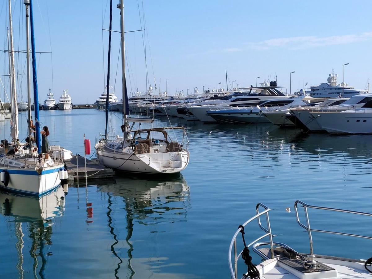 Ferretti 36 ' Bateau à Quai Vieux-port Festival La Croisette *
