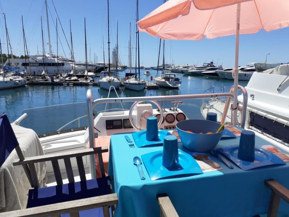 Botel Ferretti 36 ' Bateau à Quai Vieux-port Festival La Croisette *