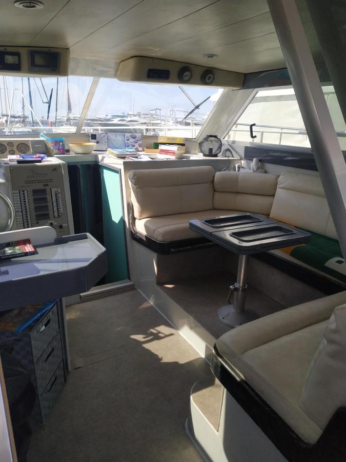 Ferretti 36 ' Bateau à Quai Vieux-port Festival La Croisette