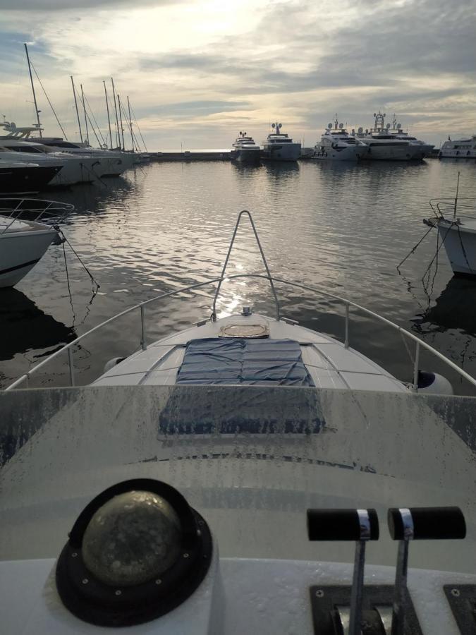 Ferretti 36 ' Bateau à Quai Vieux-port Festival La Croisette *