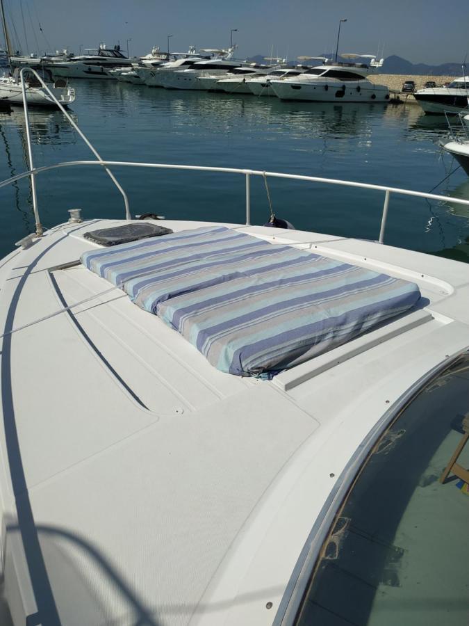 Ferretti 36 ' Bateau A Quai Vieux-port Festival La Croisette