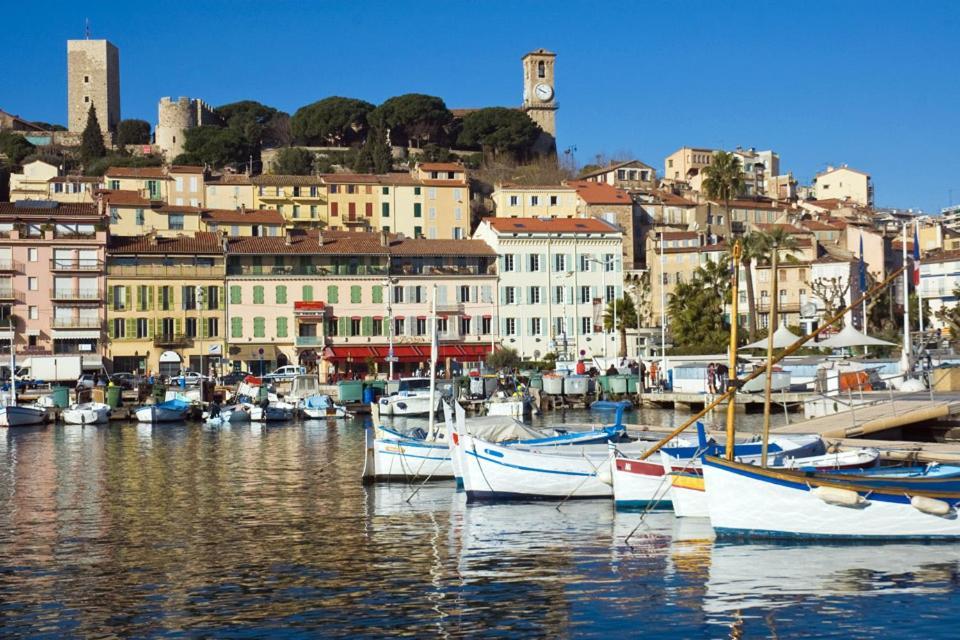 Botel Ferretti 36 ' Bateau A Quai Vieux-port Festival La Croisette Cannes