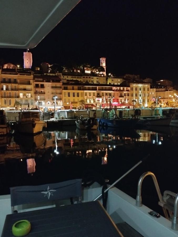 Ferretti 36 ' Bateau A Quai Vieux-port Festival La Croisette Hotel en barco