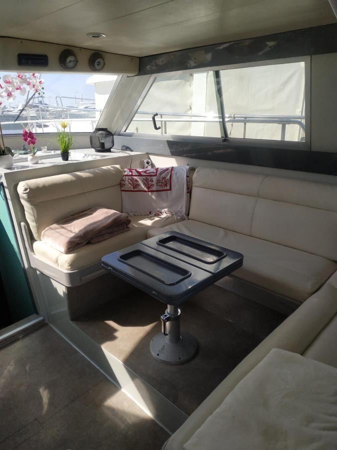 Botel Ferretti 36 ' Bateau à Quai Vieux-port Festival La Croisette Cannes