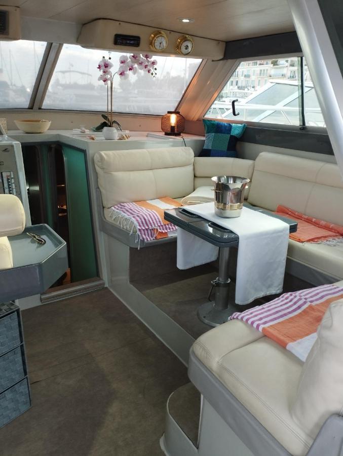 Ferretti 36 ' Bateau à Quai Vieux-port Festival La Croisette Cannes