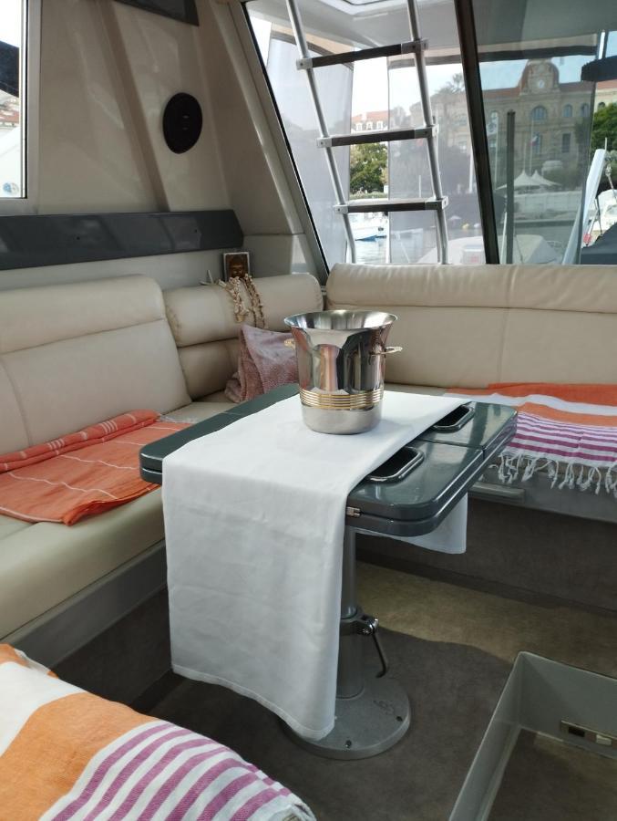 Ferretti 36 ' Bateau à Quai Vieux-port Festival La Croisette Botel *
