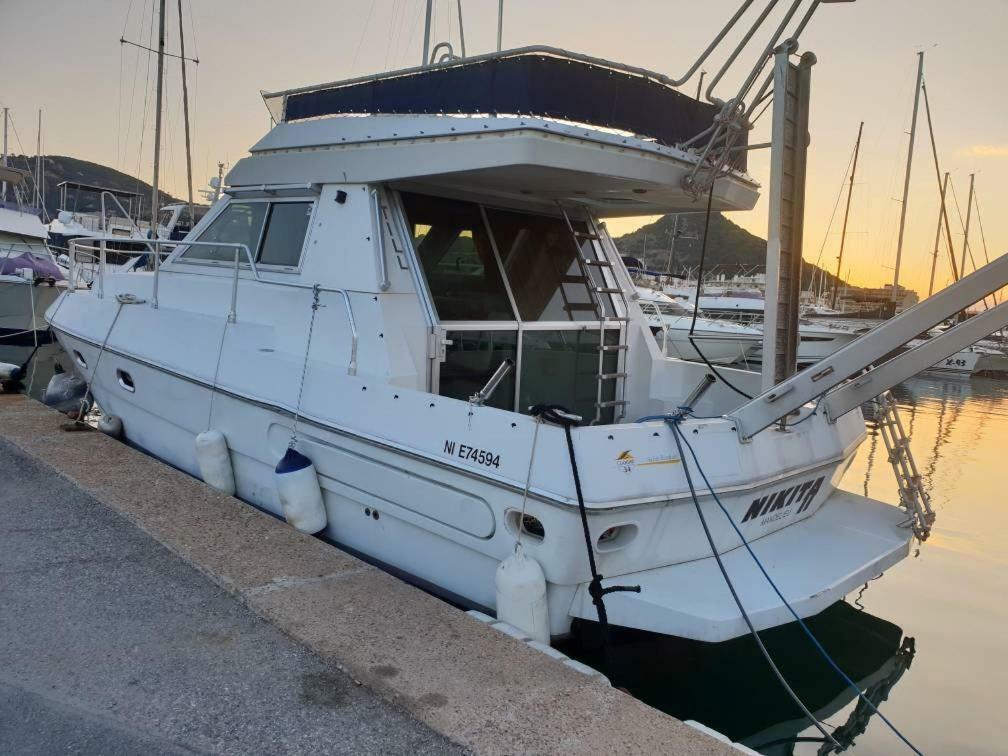 Ferretti 36 ' Bateau A Quai Vieux-port Festival La Croisette Hotel en barco Cannes