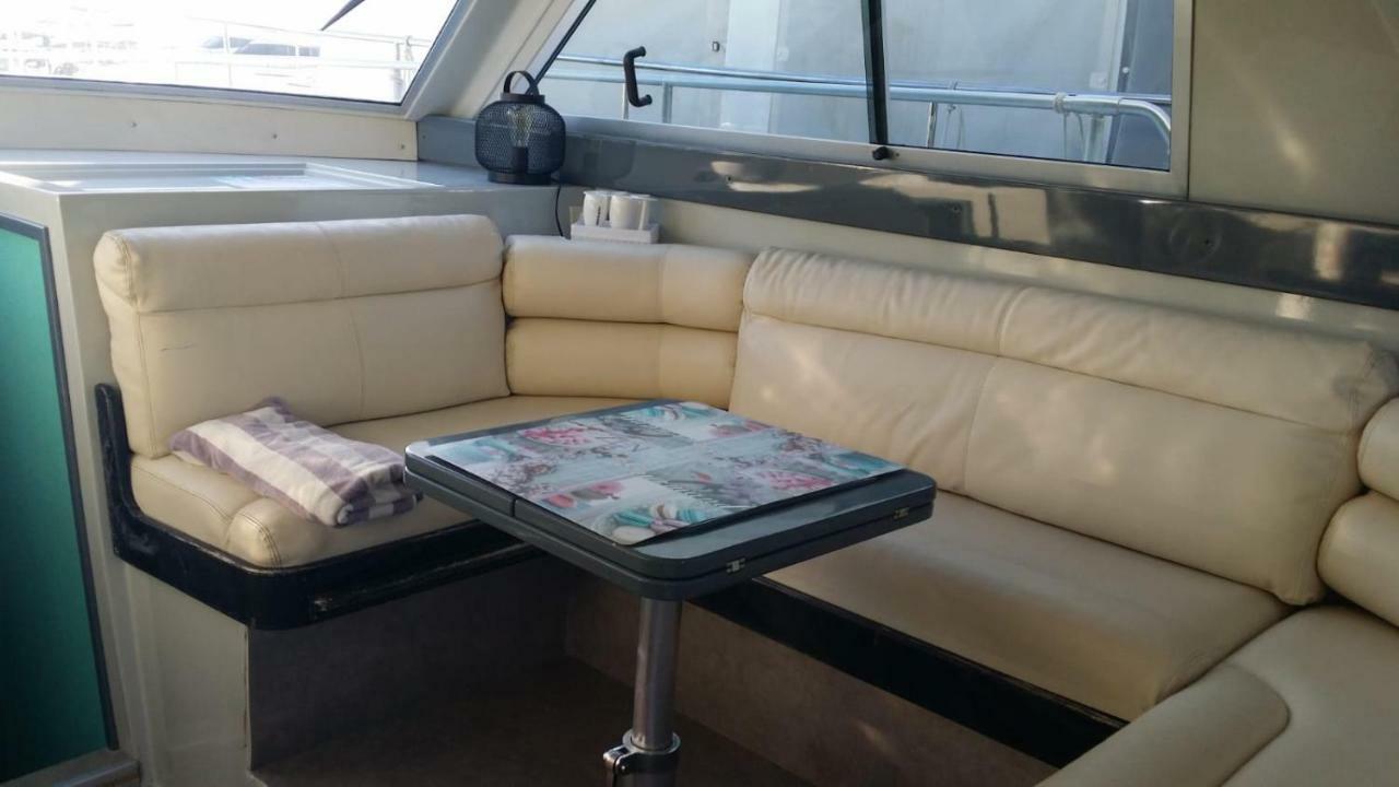 Ferretti 36 ' Bateau à Quai Vieux-port Festival La Croisette *