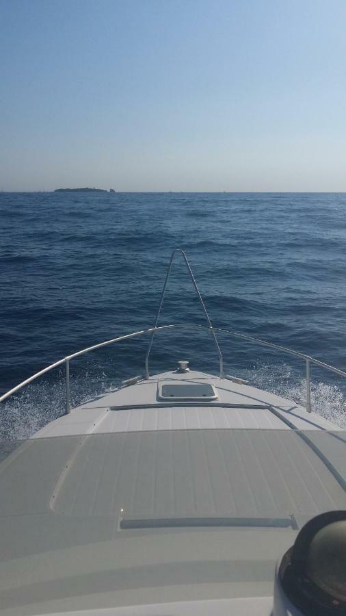 Ferretti 36 ' Bateau à Quai Vieux-port Festival La Croisette Cannes