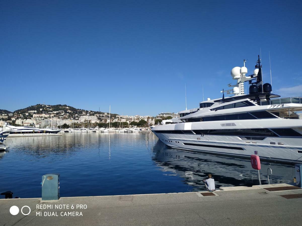 Botel Ferretti 36 ' Bateau à Quai Vieux-port Festival La Croisette Cannes