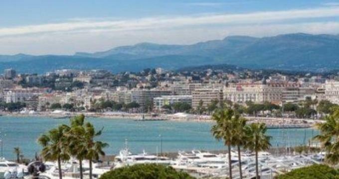 Ferretti 36 ' Bateau à Quai Vieux-port Festival La Croisette Cannes