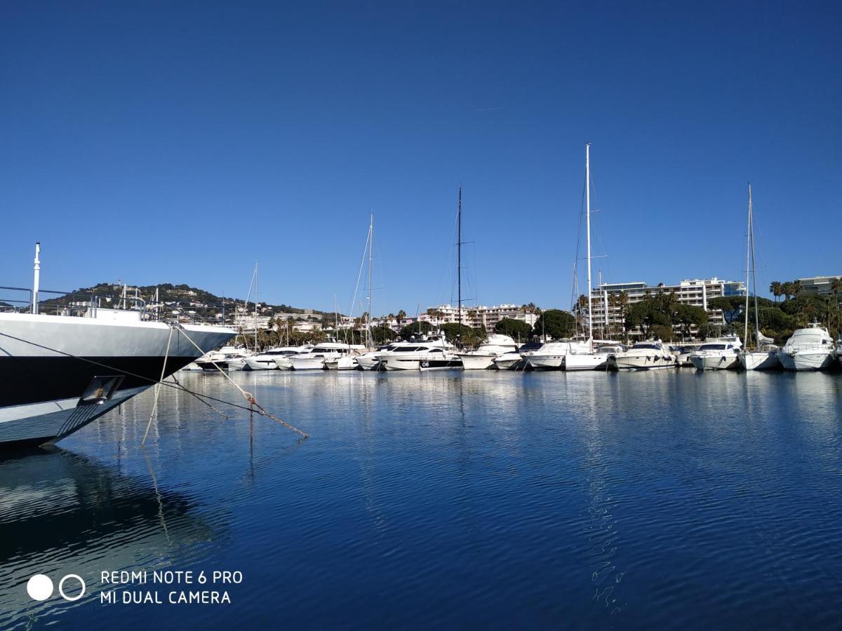 Botel Ferretti 36 ' Bateau à Quai Vieux-port Festival La Croisette *